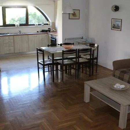 아파트 100m2, Full Opremljen, Privatni Parking. 풀라