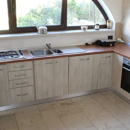 100m2, Full Opremljen, Privatni Parking.