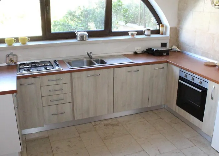 100m2, Full Opremljen, Privatni Parking.