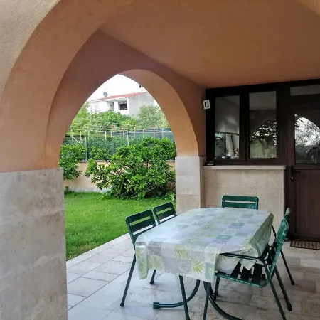 100m2, Full Opremljen, Privatni Parking. Pula