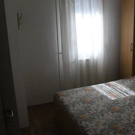 100m2, Full Opremljen, Privatni Parking. Lejlighed Pula