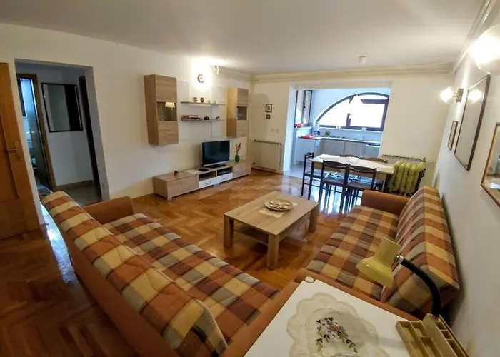 Διαμέρισμα 100m2, Full Opremljen, Privatni Parking.