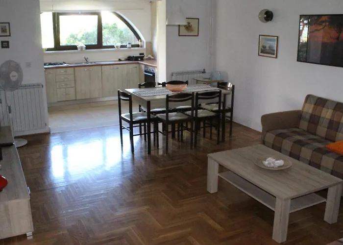 Appartamento 100m2, Full Opremljen, Privatni Parking. Pola