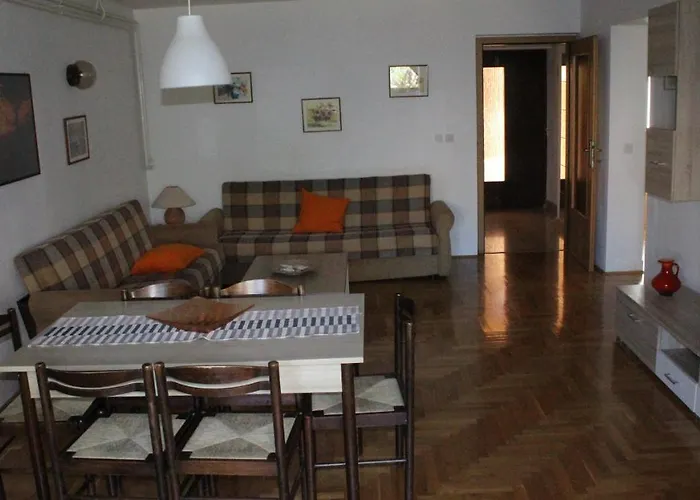 Appartamento 100m2, Full Opremljen, Privatni Parking. Pola