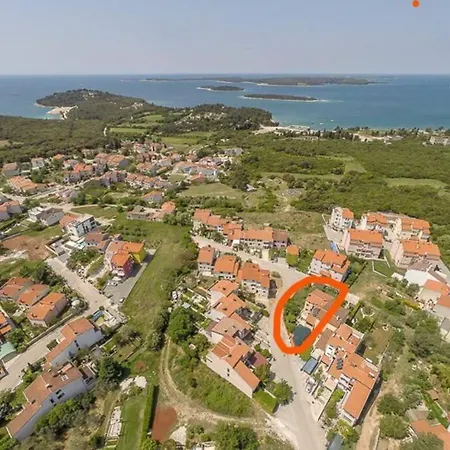 Daire 100m2, Full Opremljen, Privatni Parking. Pula