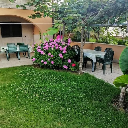 100m2, Full Opremljen, Privatni Parking. * Pula