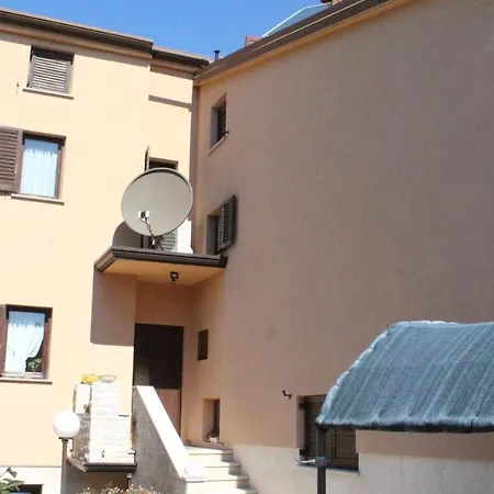 100m2, Full Opremljen, Privatni Parking. Pula